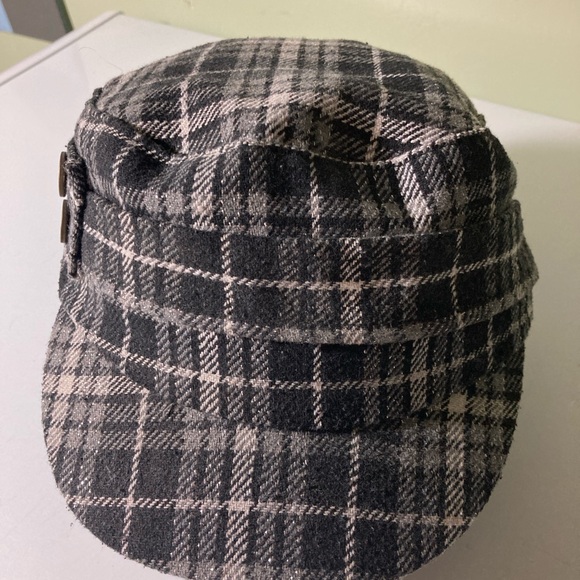 Stylish Black and White Plaid Cap - Picture 2 of 7